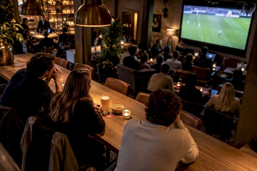 Arrive 2 Hours Early for Full Match Commentary in Amsterdam
